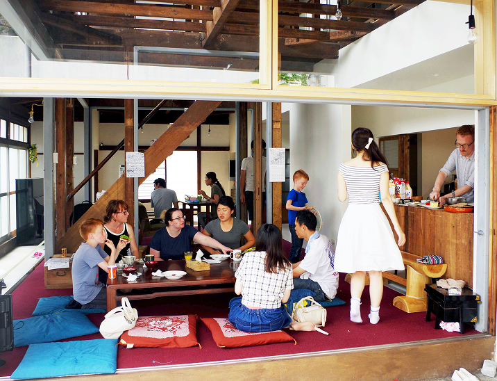 横浜・日ノ出町エリアにある白い二階建ての建物CASACOの外観。多世代・多国籍の人々が集うコミュニティスペースとして使用されている建物を示した写真