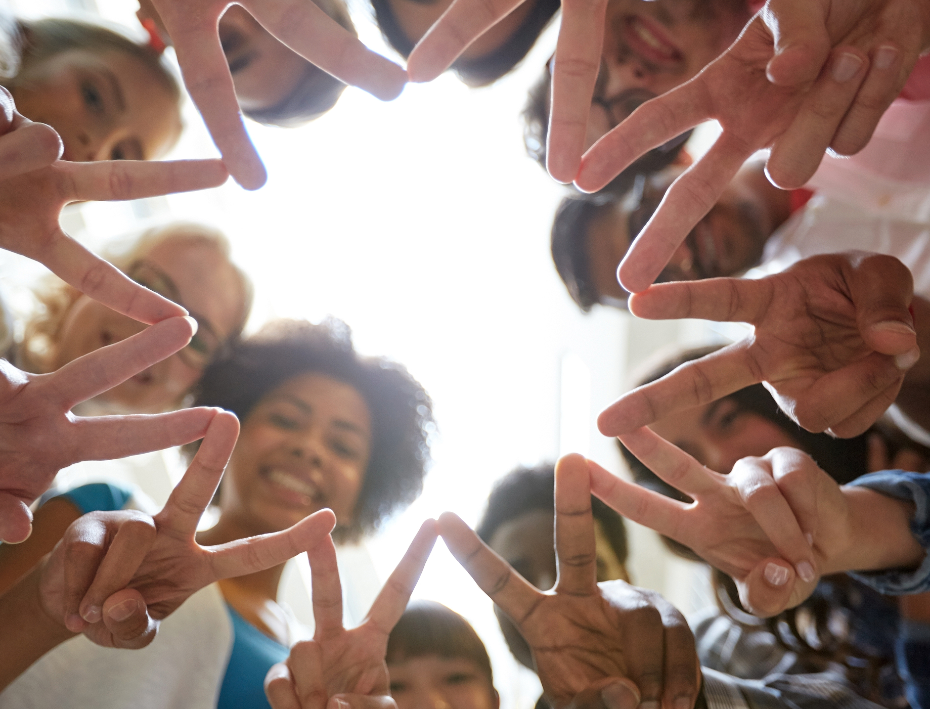 20cmの短い糸で、世界中の人の平和の気持ちを繋いでもらうプロジェクト。