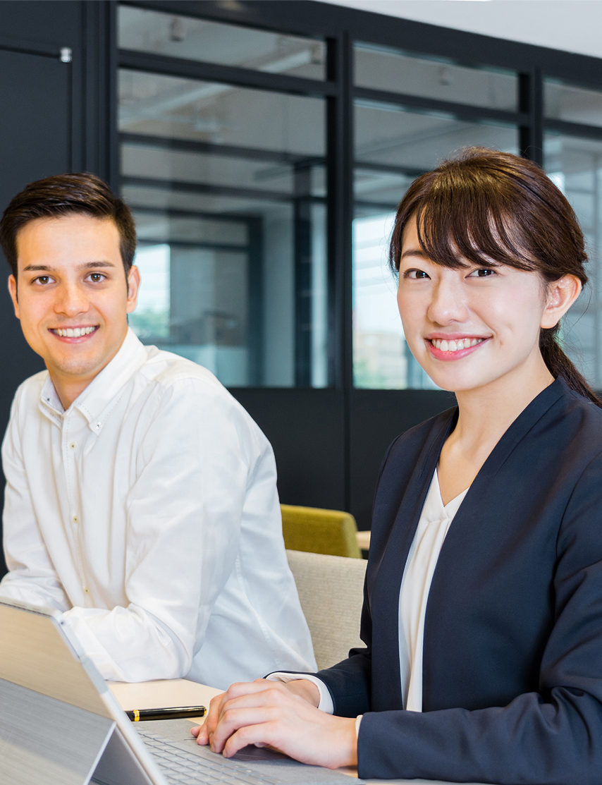 オフィスで笑顔で働く男女のビジネスパーソン