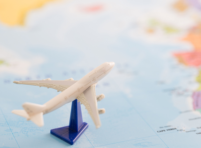 地図の上に置かれた飛行機の模型