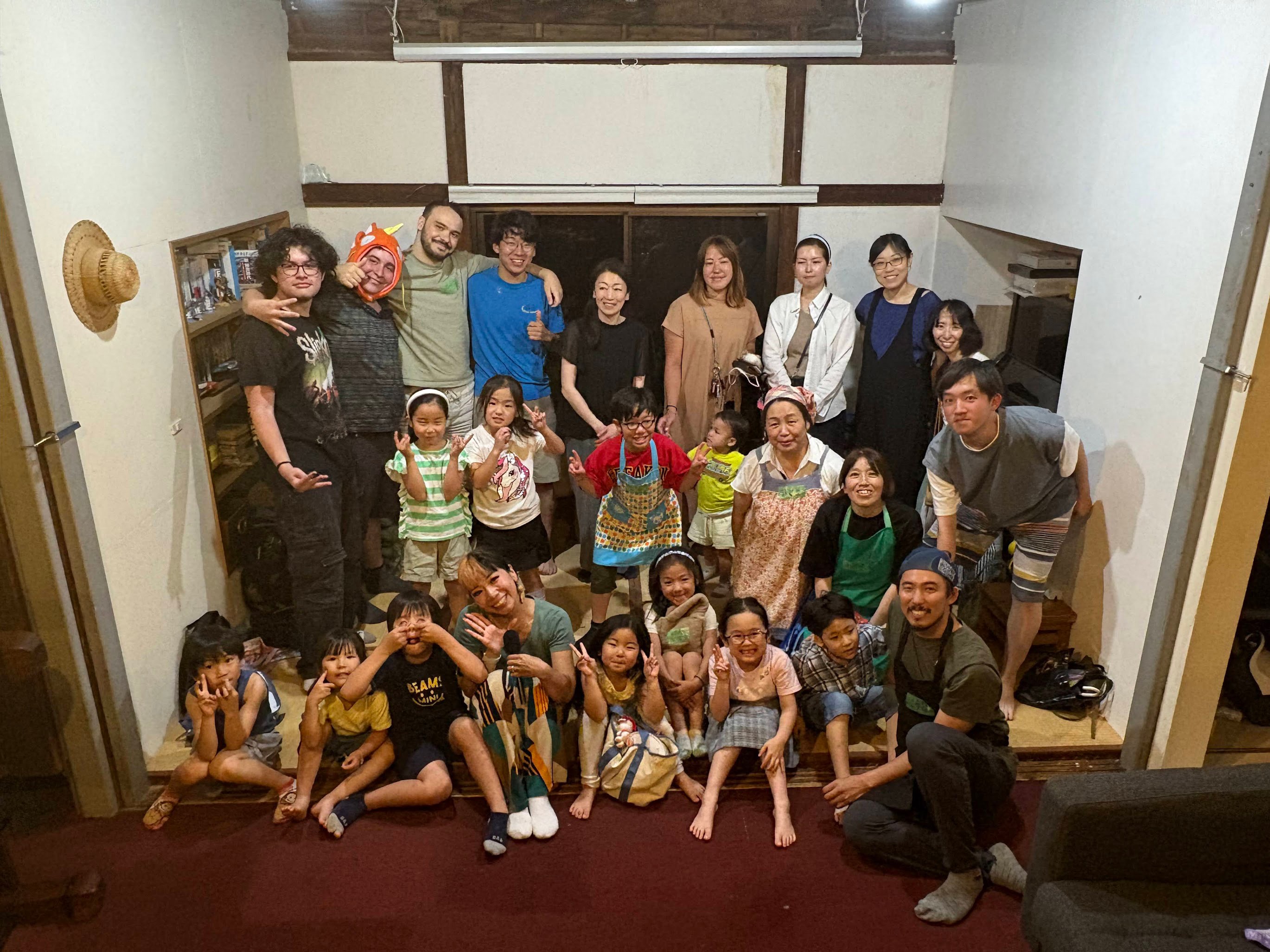 コック帽をかぶった子どもが大きな鍋をかき混ぜて料理をしている様子