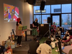 今年のクリスマスは、音楽と共に絵本の読み聞かせを♪