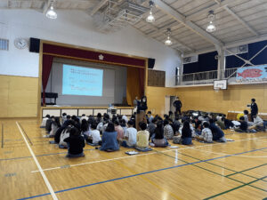 横浜市内の小学校で平和の種をまく授業を実施